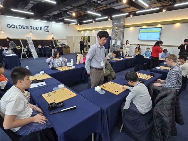 겨울 바둑캠프에 참가한 해외 팬들과 다면기 두는 이창호 9단