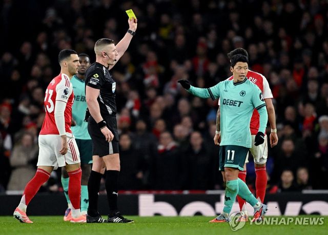 경고 받는 울버햄프턴 황희찬.