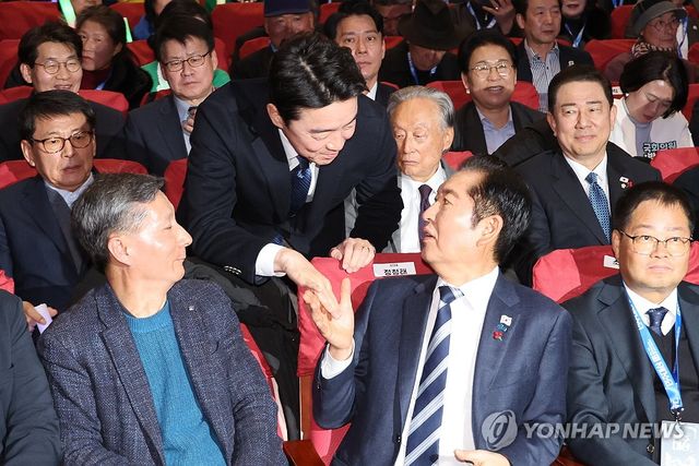 강훈식 비서실장과 악수하는 정청래 대표