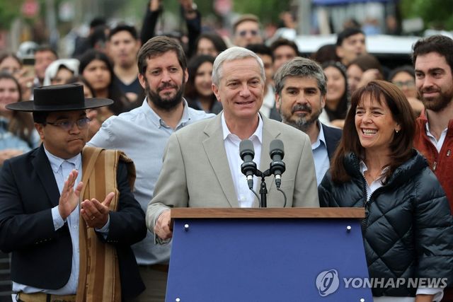 14일(현지시간) 대선 투표 직후 연설하는 호세 안토니오 카스트 대통령 당선인