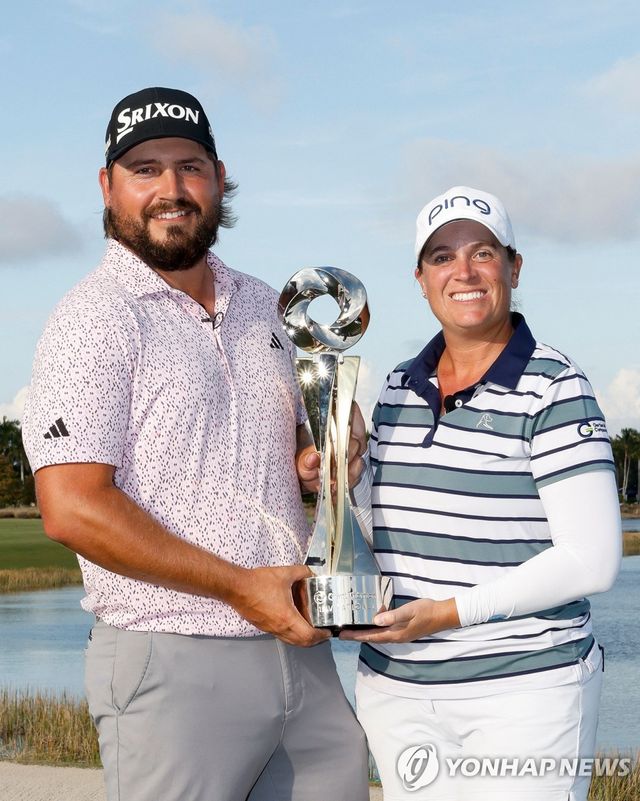 우승컵 든 노백(왼쪽)과 코글린