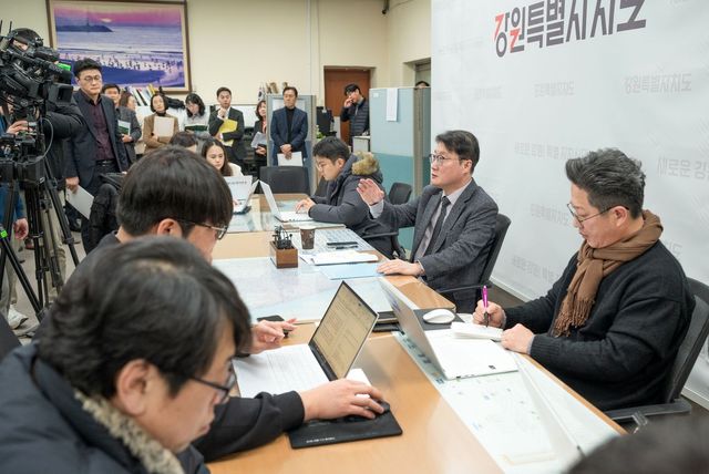 정례 기자 간담회하는 여중협 도 행정부지사