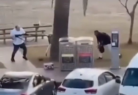 총격범과 몸싸움을 벌인 끝에 총기를 빼앗아 제압에 성공한 아흐메드 씨 [소셜미디어 캡처. 재판매 및 DB 금지] 