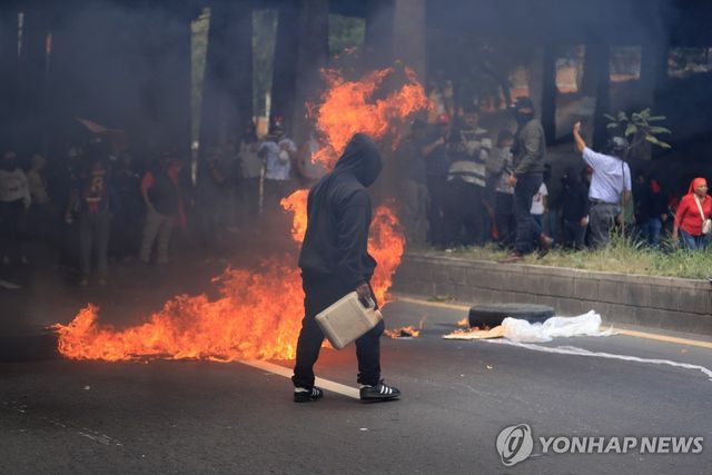 15일(현지시간) 온두라스 대선 논란 항의 거리시위