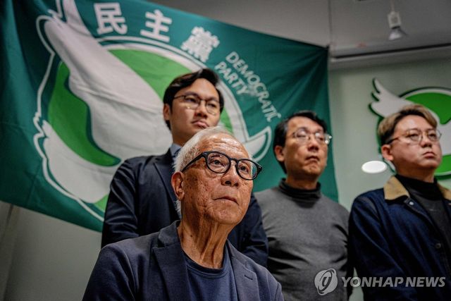 해산안 가결 후 기자회견에 나선 홍콩 민주당 지도부