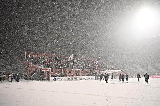눈보라 속에서도 응원하는 부천FC 서포터스