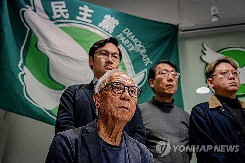 해산안 가결 후 기자회견에 나선 홍콩 민주당 지도부