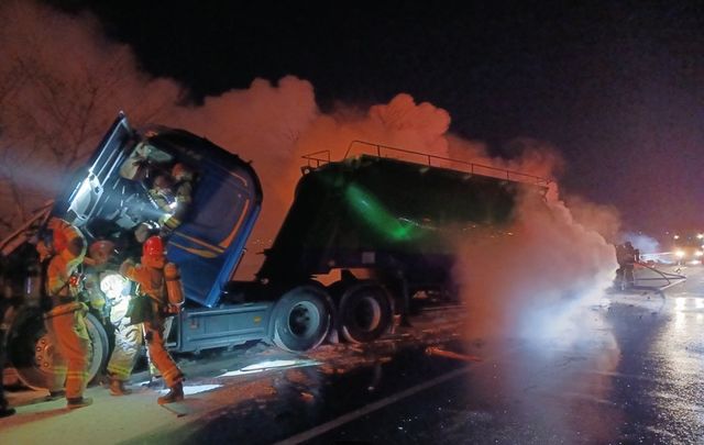 탱크로리-윙바디 추돌 사고 현장 모습