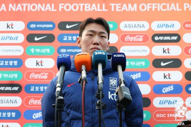 인터뷰 하는 강상윤.