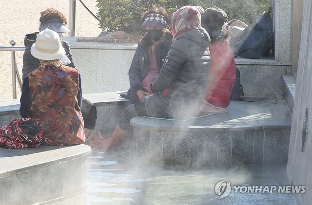 찬 바람 불면 생각나는… 따끈따끈 바닷가 족욕장