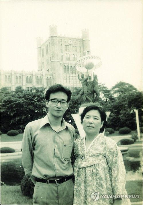 경희대 재학시절 어머니와 함께 한 정호승 시인