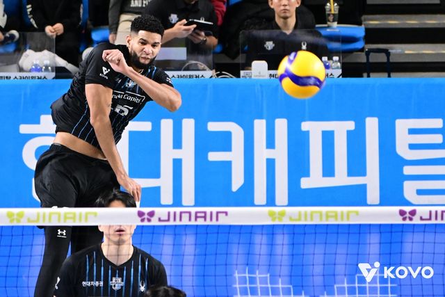 스파이크하는 현대캐피탈의 레오