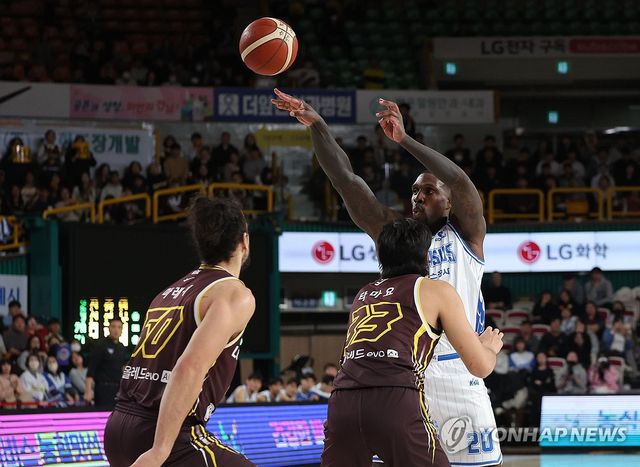 대구 라건아 '패스'