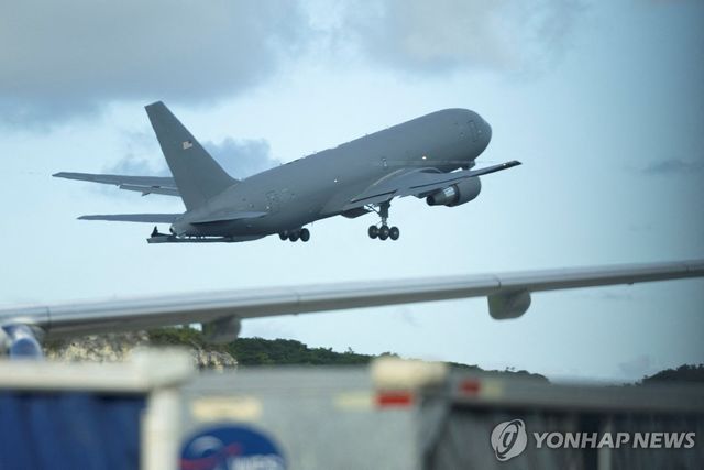 카리브해에서 이륙한 미 공군 KC-46A 공중급유기