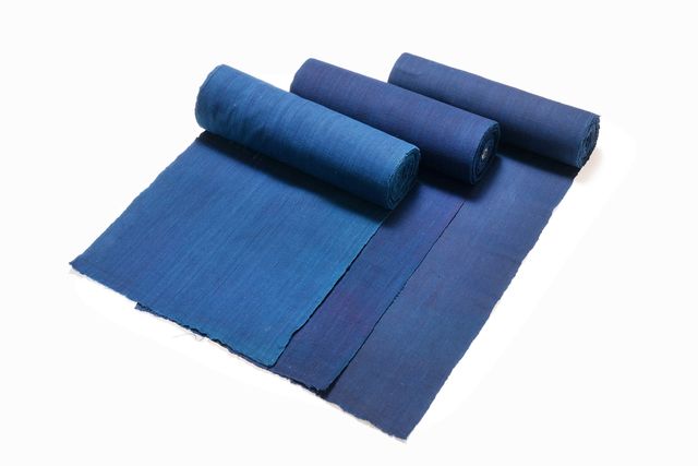 국가무형유산 염색장 정관채 보유자가 작업한 무명 원단