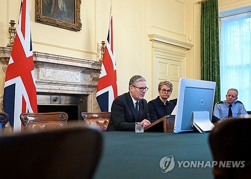 의지의 연합 화상회의 하는 스타머 총리(왼쪽부터)와 쿠퍼 외무장관, 나이튼 합참의장