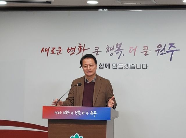 정책 브리핑하는 원창묵 전 원주시장