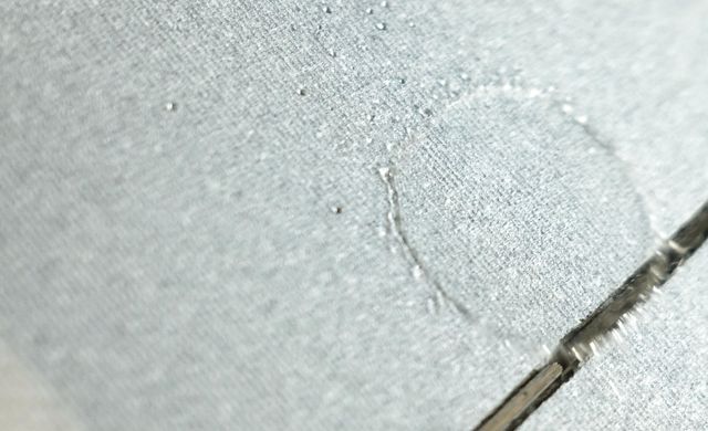 빗방울 발전기 표면에서 빗방울이 튕겨 나간 모습