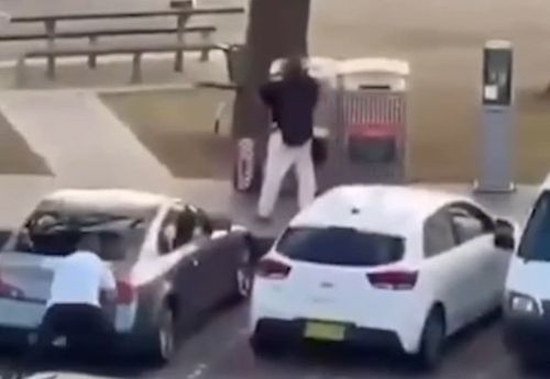 총격을 가하고 있는 용의자 뒤로 몰래 다가가는 아흐메드