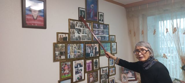 가족사진 설명하는 성경자 할머니 