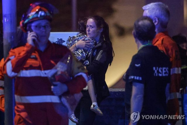 총기난사 사건 현장에서 아이를 안고 있는 한 여성