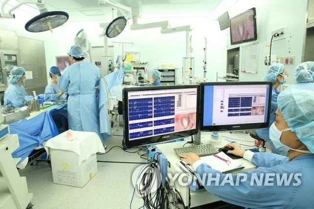 수술 중 신경감시검사와 함께 진행되고 있는 뇌혈관수술