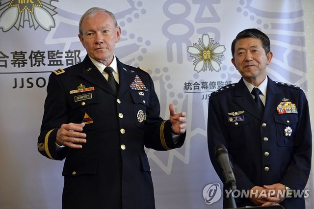 이와사키 시게루 전 통합막료장(우)