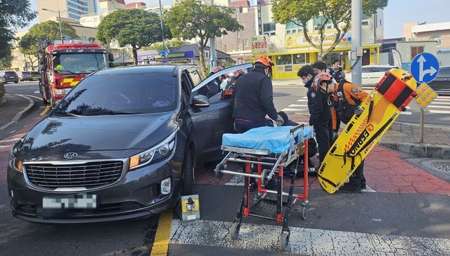 승합차에 치인 60대 남성 구조하는 119 구급대