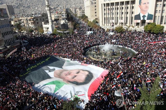 시리아 내전 초반인 2011년 11월 28일 당시 다마스쿠스에서 바샤르 알아사드 대통령을 지지하는 친정부 집회가 열린 모습.