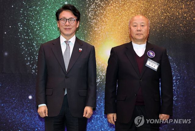 기념 촬영하는 김민석 총리와 박석운 위원장