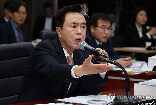 항의하는 김태흠 충남도지사