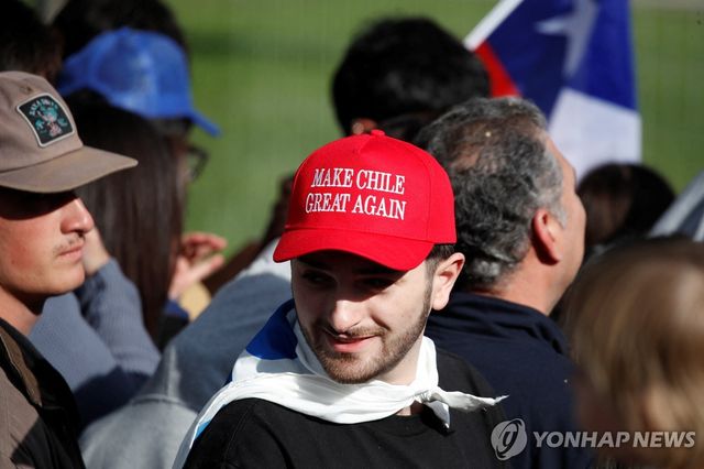 14일(현지시간) '칠레를 다시 위대하게' 모자 쓴 카스트 지지자