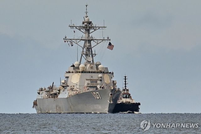 지난 10월 트리니다드토바고 항구 근접하는 미 해군 구축함 USS 그레이블리