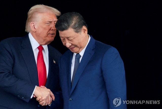 트럼프 미국 대통령과 시진핑 중국 국가주석이 10월30일 부산에서 악수하는 모습