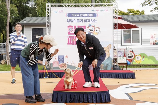 마포반려동물캠핑장을 찾은 박강수 구청장
