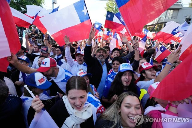 14일(현지시간) 칠레 대선 결선 결과에 환호하는 카스트 지지자들