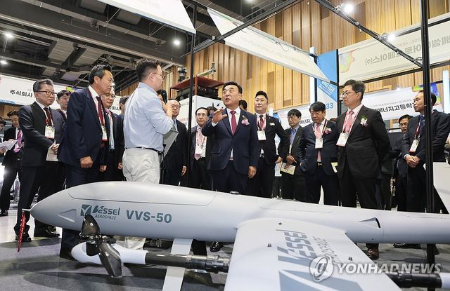 세계미래산업박람회 전시장 둘러보는 김두겸 울산시장