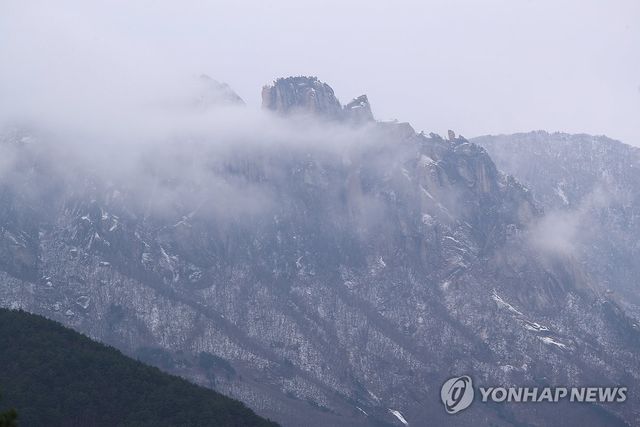 구름 낀 설산