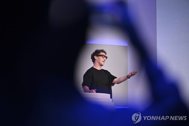 메타의 AI 제품을 설명하는 마크 저커버그 최고경영자(CEO)