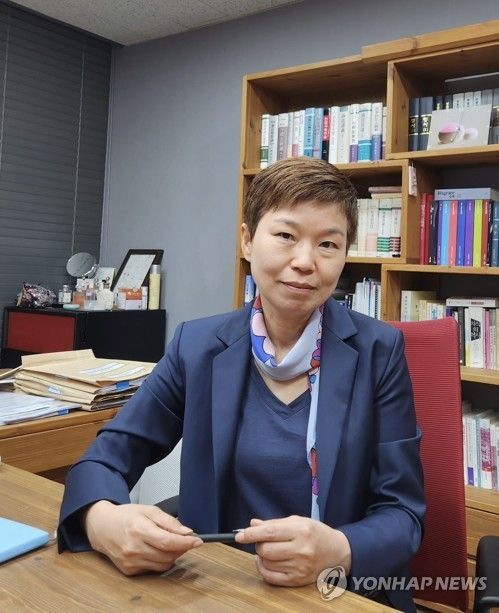 연합뉴스와 [삶] 인터뷰 중인 김재련 변호사