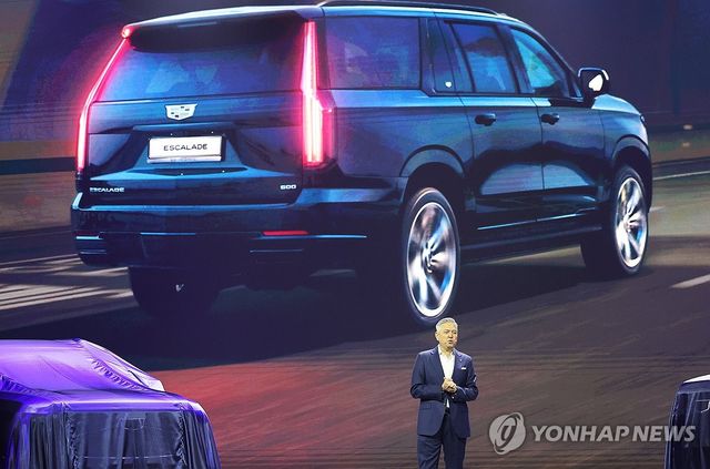 발언하는 헥터 비자레알 한국GM CEO(오른쪽)