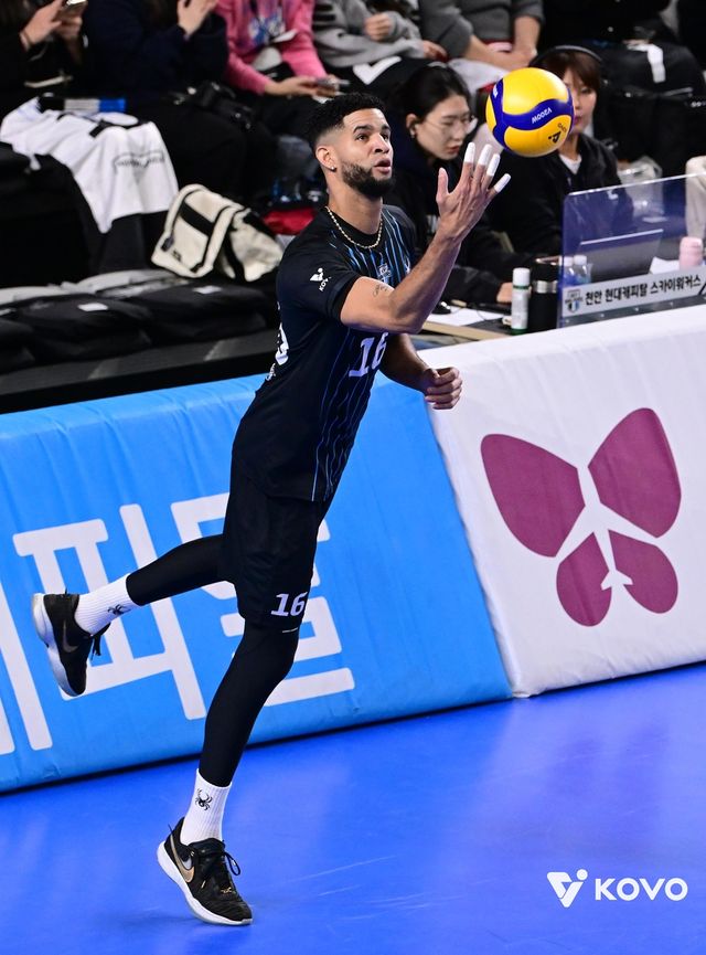 서브 준비하는 현대캐피탈의 레오