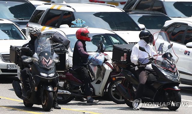 (서울=연합뉴스) 김도훈 기자 = 9일 서울 강남역 사거리에서 배달라이더들이 교통신호를 기다리고 있다.2025.6.9 superdoo82@yna.co.kr