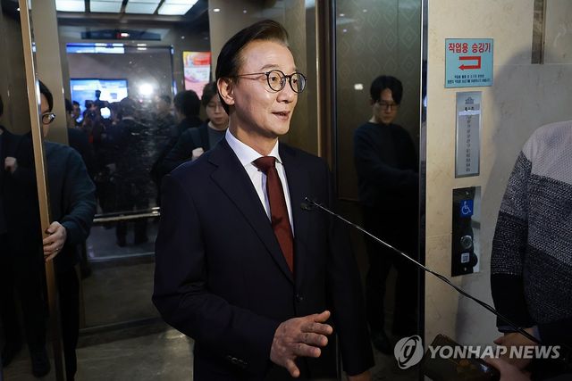 국회의원회관 사무실 나서며 질문에 답하는 전재수 전 장관