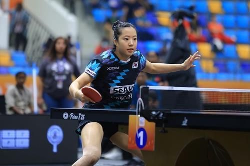 탁구 아시아선수권에 출전한 신유빈의 경기 장면