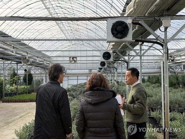 히트펌프 활용 재배 현장 살펴보는 금한승 1차관