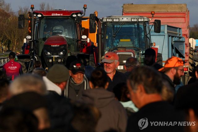 트랙터 끌고 나와 고속도로 점거한 프랑스 축산농민들 