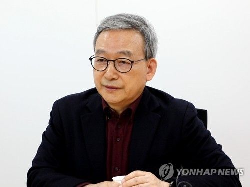 연합뉴스와 [삶] 인터뷰 중인 정호승 시인