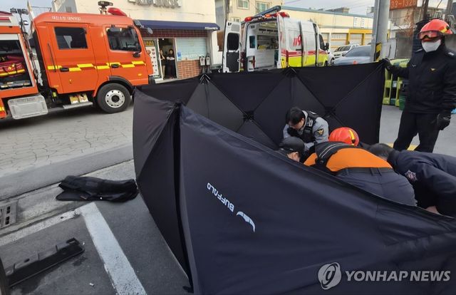 사고 피해자 이송 준비하는 소방당국