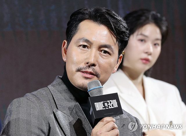 질문에 답하는 정우성